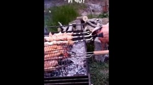 Шлёпа жарит шашлык