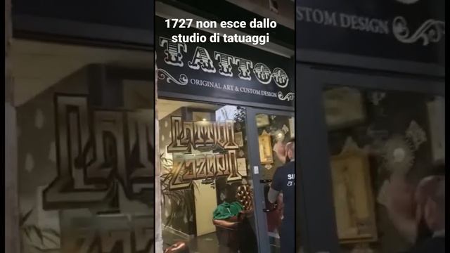 1727 viene aggredito da poeta di strada e colombiano di Niko pandetta fuori dallo studio di tatuagg