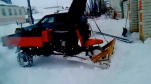 Муравей чистит снег