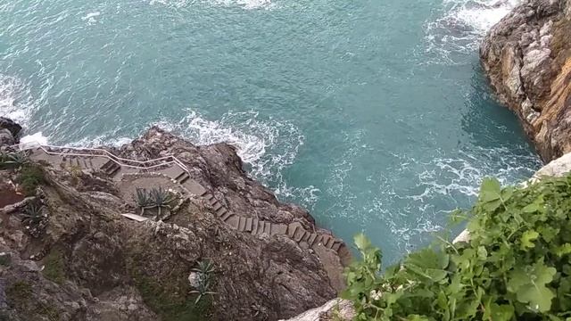 Море, Майори и Torre Normana в пасмурную погоду. Амальфитанское побережье Италии.