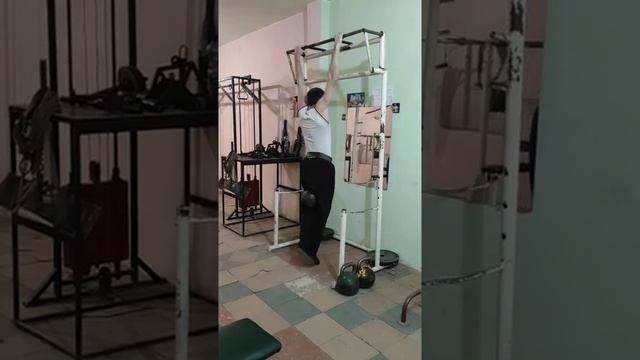 ПОДТЯГИВАНИЯ С ГИРЕЙ 32 КГ НА 12 РАЗ !!! (БЕЙСЯ !!!) смотреть онлайн