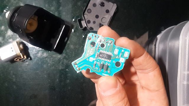 Как не спалить машину или Разбор моторчика электро корректора фары AUDI A6 C6 (4F2)2004-2005г. смотреть онлайн