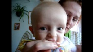 Малыш играет на губе