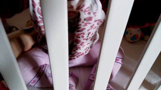 Как ребенок начал стоять в кроватке! How the baby began to stand in bed! Наша дочка сама стоит! 👼👣