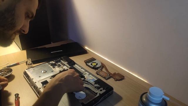 Dell Latitude E6540/Precision M2800 - Cleaning and re-pasting