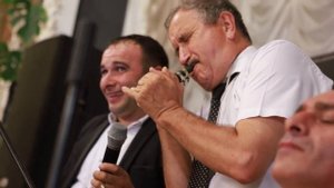 Аркадий Акопян разбирает кларнет