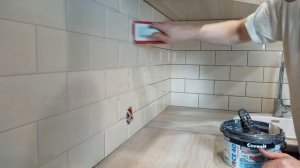 Фартук из глянцевой плитки после установки кухни