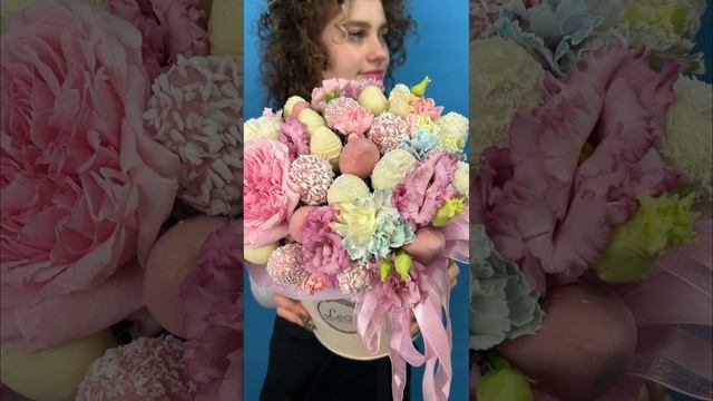 Цветы и клубника в коробке  Клубника в шоколаде. Композиция Подарочный набор 025