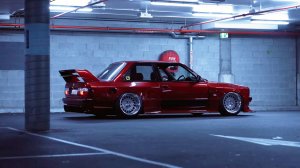 BMW E30 на дисках Heritage и в широком бодиките от LTO на улицах ночного Мельбурна в 4K