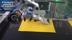 Этикетировщик с системой подачи листов. Автоматическая этикетировочная машина. Наклеивание этикеток.