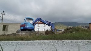 Корчевание пней и планировка земельного участка мини экскаватором в Геленджике.