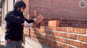 Кладка кирпича на белый шов под старину