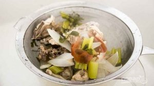 Вкусный куриный суп с лапшой