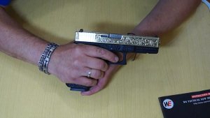 Страйкбольный Глок 17 на грин газе, 6 мм.,подарочный вариант от WE (Тайвань).