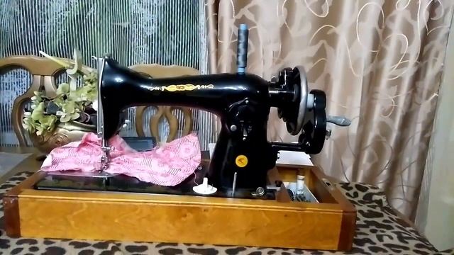 Как заправлять  ручную швейную машинку?