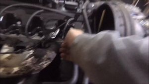 Мерседес W124 230E 1990г.  - Замена свечей зажигания.