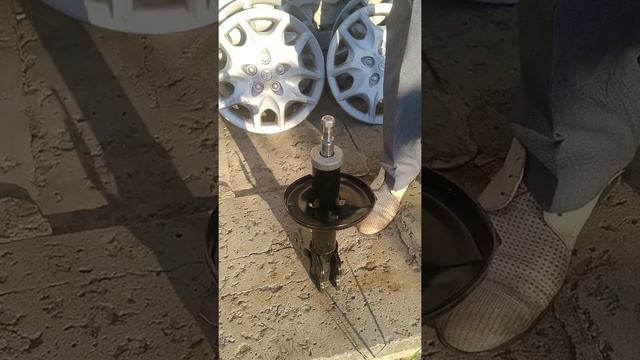 Работа стойки B3227 Tokico 8G для Toyota Carina 2000г.