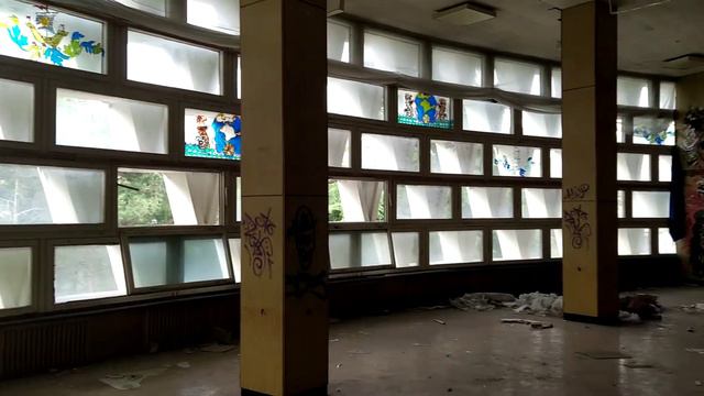 Заброшенная столовая-концертный зал санатория МО в Ялте, 16.04.2021, ч. 1.
