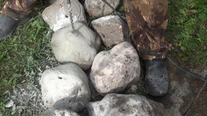 Один из способов как подготовить грузы для выставления рыболовных сетей в каком либо водоёме.