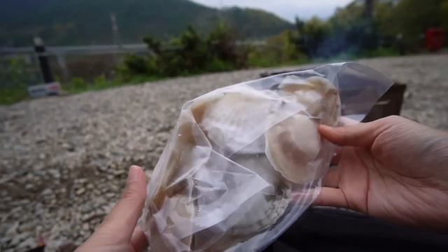 [ 솔로캠핑 ] 비 내리는 강가 앞 나홀로 우중캠핑 / 빗소리 들으며 우중 혼술/ 돌판 양갈비 구이와 장작 가리비구이 /불멍하며 물멍/ 캠핑장추천 /캠핑용품 소개 / 캠핑