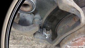 Mercedes benz W169 Меняю задние тормозные колодки. А класс