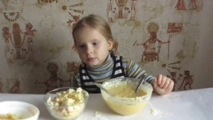 Как легко приготовить десерт? Сегодня шарлотка с яблоками, лимоном и корицей.