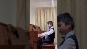 《Peter and the wolf 》So lovely boy prepare piano recital.