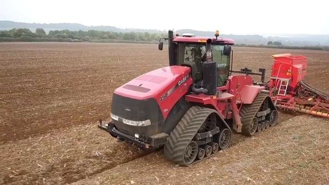 Работа сельхозтехники в полевых условиях. Видеосюжет.