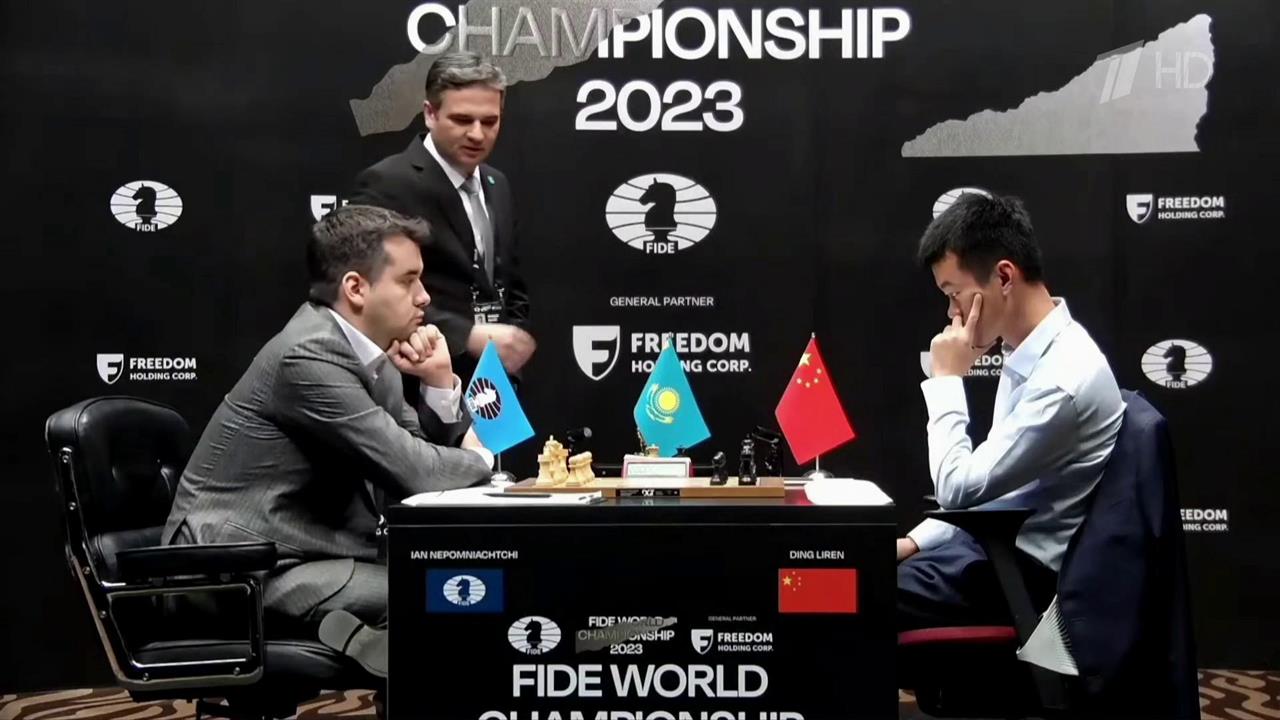Российский гроссмейстер Ян Непомнящий выиграл пятую партию матча за звание чемпиона мира по шахматам