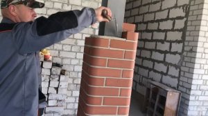 Кладка кирпичных столбов под расшивку