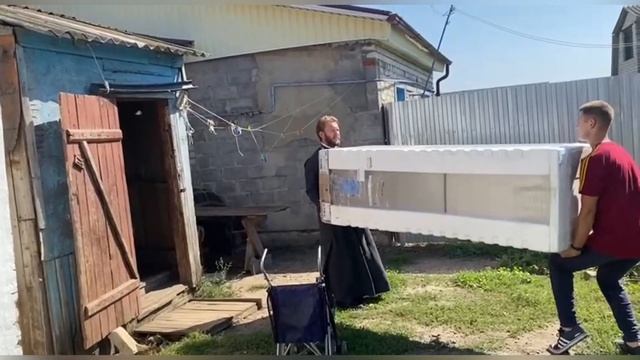 Развозим бытовую технику и продукты малоимущим семьям.