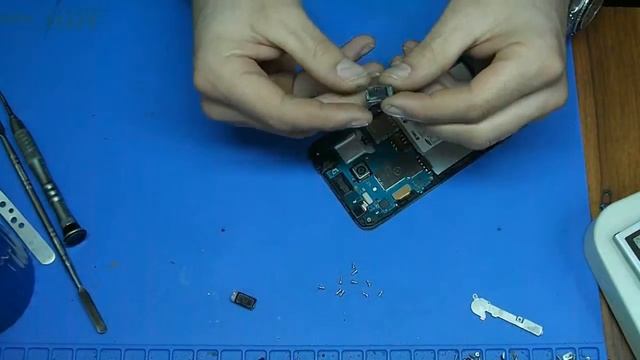 Samsung j320 дребезжит слуховой динамик (Меняем) смотреть онлайн