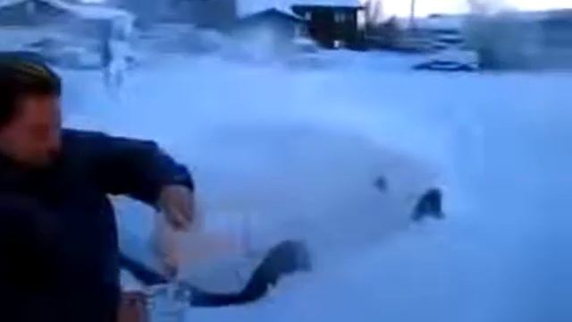 Что происходит с кипятком в 30 градусный мороз!!! ПОСМОТРИТЕ!!! смотреть онлайн