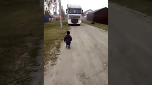 Папа дольнабойщик вернулся бежит сыночек на встречу