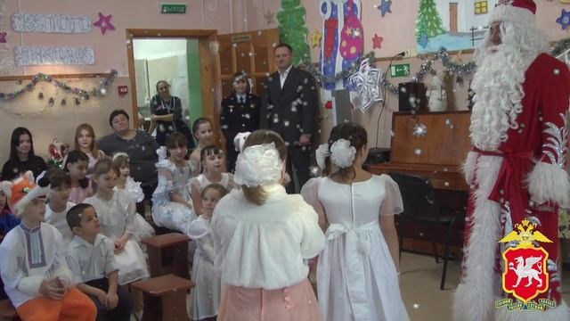 "Полицейский Дед Мороз" посетил симферопольских детей