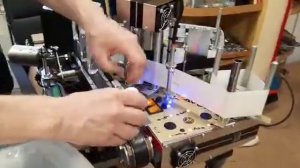 Наклейка этикетки на плоскую тару на этикетировочной машине Эм-4Пмини