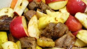 Утка, тушенная с черносливом и яблоком
