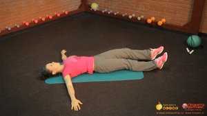 Упражнение на растягивание косых мышц и мышц спины.