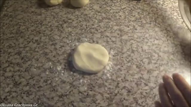Чебуреки крымские,   сочные и слоистые, всё просто.  ВОДА, МУКА, СОЛЬ.