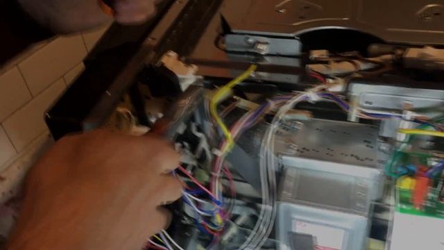 Come sostituire la lampadina bruciata del forno a microonde. смотреть онлайн