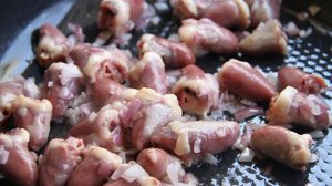 Куриные сердечки с подливкой