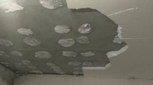 Пенопласт на потолке на плиточном клее, держится очень крепко