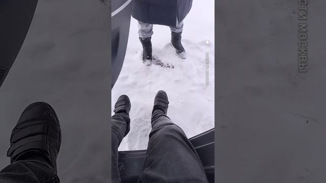 Таксист доходчиво объяснил, как садиться в машину зимой / РЕН Новости