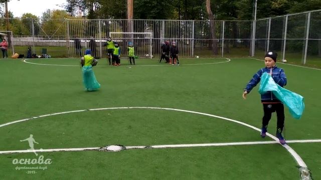 Разминка футболистов U-8. Эстафеты в мешках. смотреть онлайн
