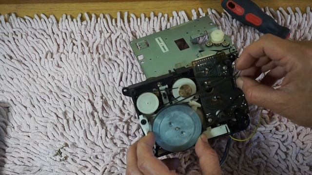 Ремонт Sharp GF-700. Часть 1. Разборка магнитолы и замена пасиков протяжек.