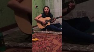 Девушка поет на казахском языке
