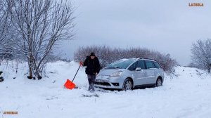 У нас зима!А у вас?Зимняя сказка в деревне.Намело снега.Чистим двор и машину.