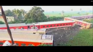 Скоростной поезд сошел с рельсов в Индии