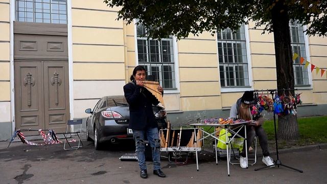 Панфлейта соло без микрофона и фона. Индеец на фестивале "День уличной музыки".