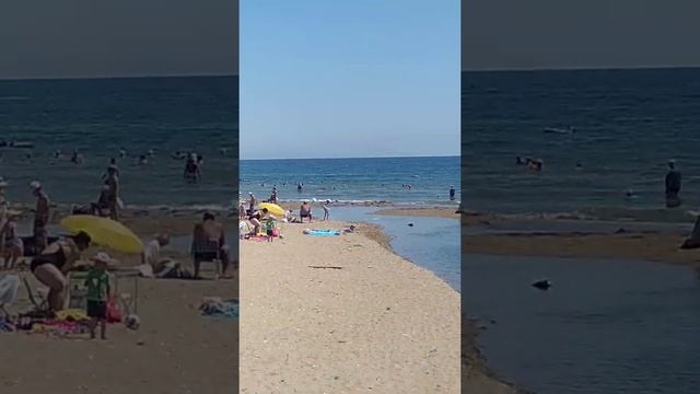 На море народу море. По песку ходить босиком невозможно - печёт.